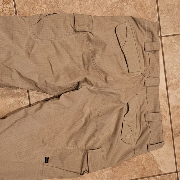 5.11 Women's Tactical Tan Cargo Pants 10 Long - Picture 4 of 7
